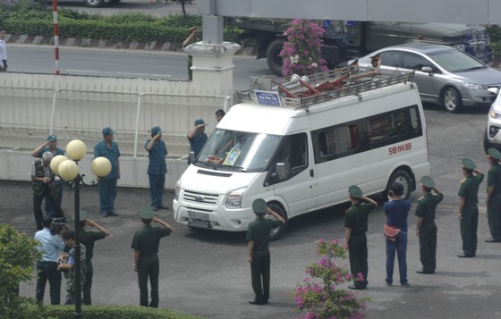Người dân Đồng Tháp đẫm nước mắt viếng Anh hùng Nguyễn Văn Bảy ảnh 2